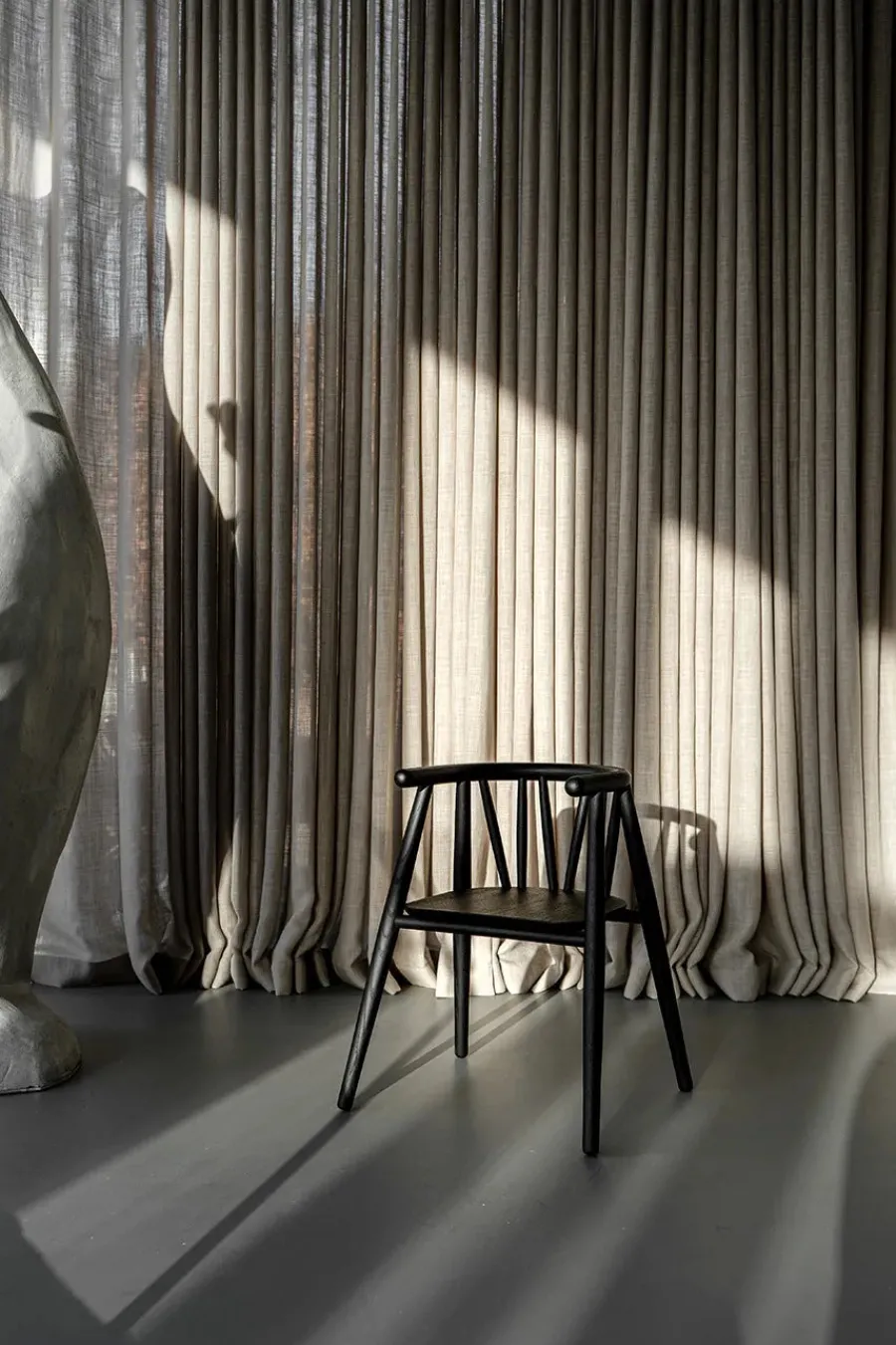 Storm Børnestol, sortlakeret eg fra<Oaklings Outlet