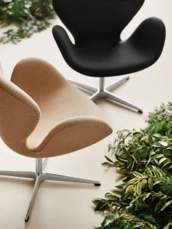 Svanen, sort læder/aluminium af Arne Jacobsen<Fritz Hansen Online