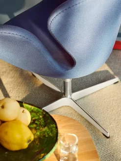 Svanen, sort læder/aluminium af Arne Jacobsen<Fritz Hansen Online