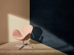 Svanen, sort læder/aluminium af Arne Jacobsen<Fritz Hansen Online