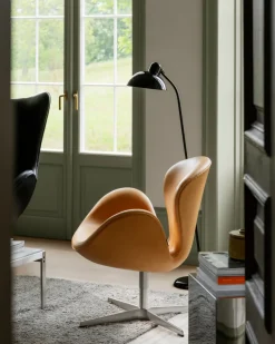 Svanen, sort læder/aluminium af Arne Jacobsen<Fritz Hansen Online