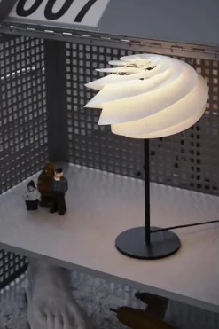 Swirl bordlampe fra<Le Klint Best