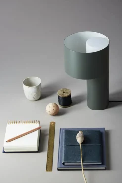 Tangent Table Lamp fra<Woud Discount
