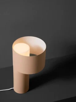 Tangent Table Lamp fra<Woud Discount