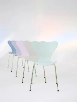 70th Anniversary Edition 3107 Spisebordsstol, 7:14 AM Violet af Arne Jacobsen<Fritz Hansen Online