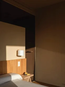 TMM Corto Væglampe, valnød fra Santa and Cole<Santa & Cole Outlet