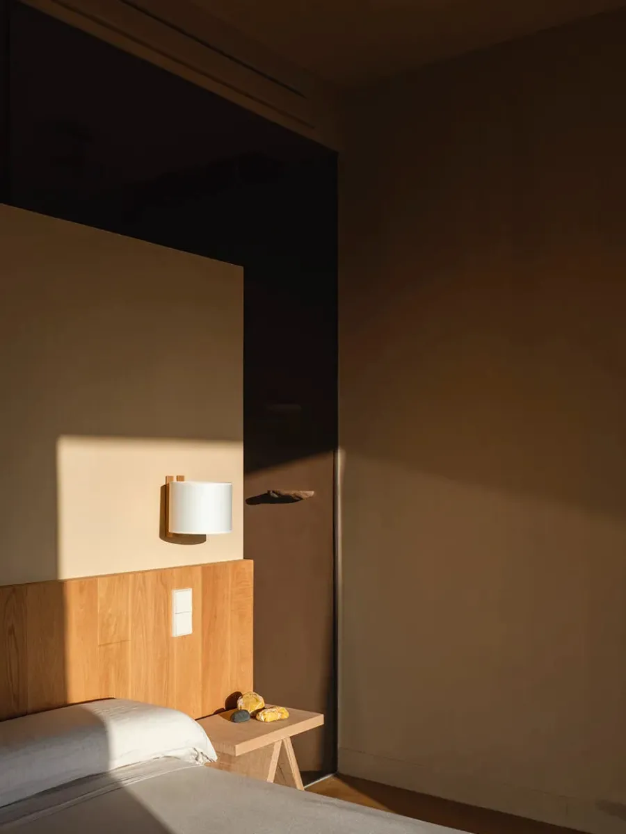 TMM Corto Væglampe, valnød fra Santa and Cole<Santa & Cole Outlet