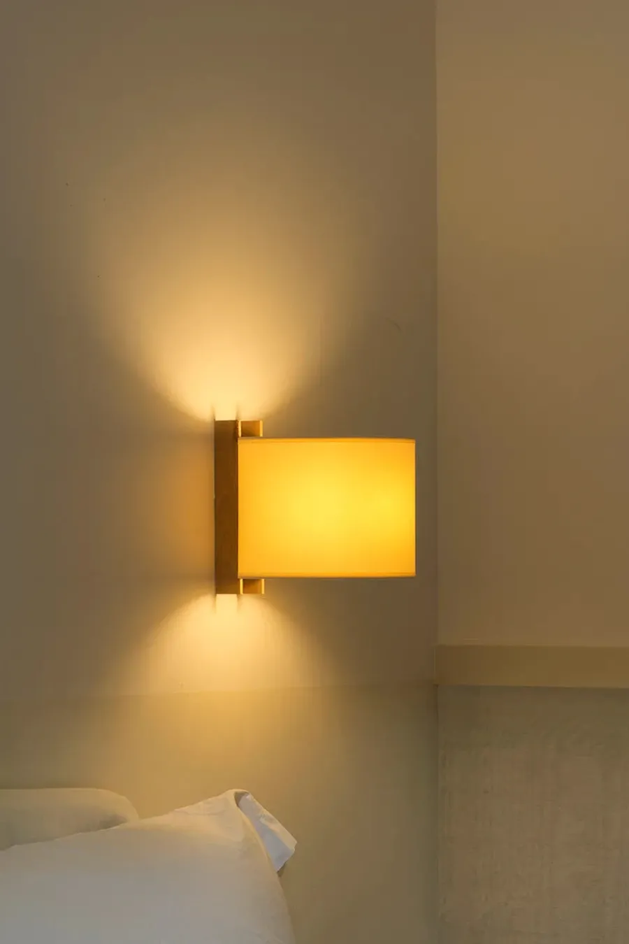 TMM Corto Væglampe, valnød fra Santa and Cole<Santa & Cole Outlet