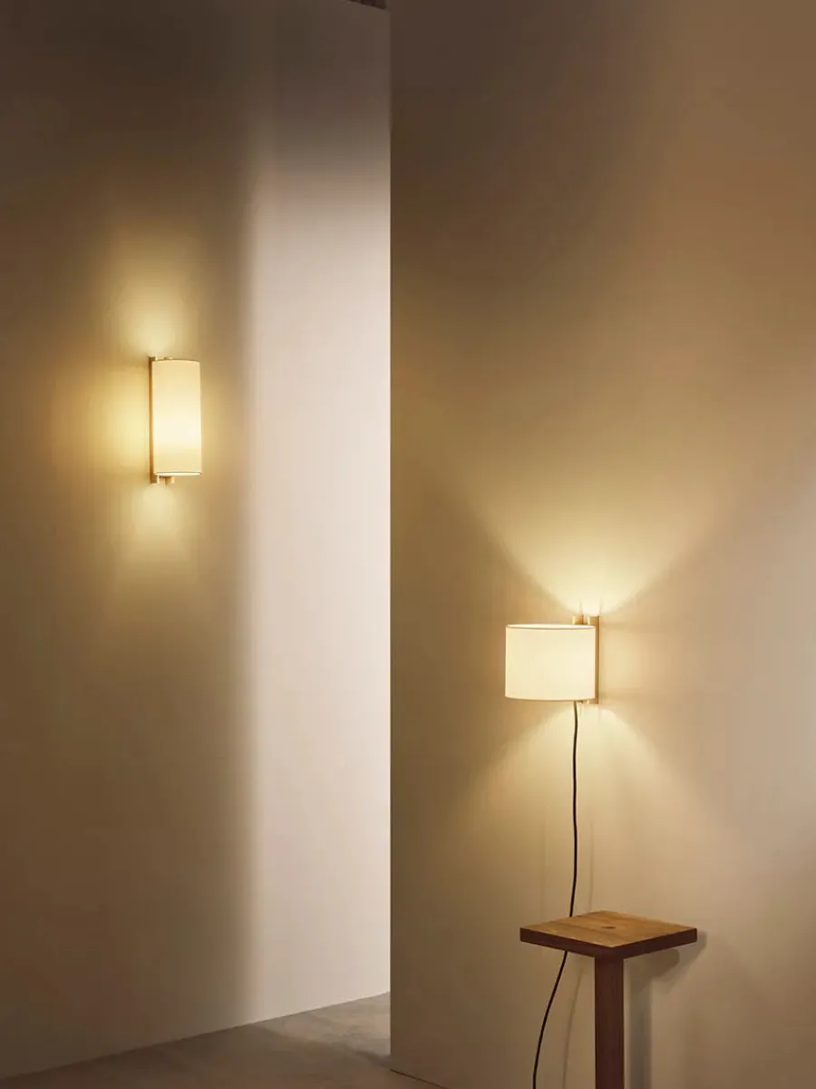 TMM Corto Væglampe, valnød fra Santa and Cole<Santa & Cole Outlet