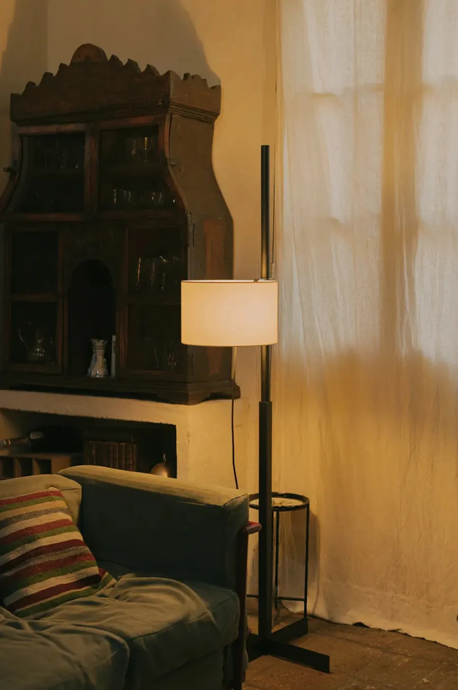 TMM Gulvlampe, eg fra Santa and Cole<Santa & Cole Online