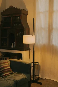 TMM Gulvlampe, valnød fra Santa and Cole<Santa & Cole Hot