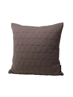 Trapez Pude 50x50 i earth brown af Arne Jacobsen<Fritz Hansen