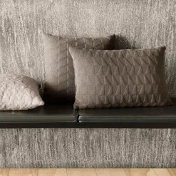 Trapez Pude 50x50 i earth brown af Arne Jacobsen<Fritz Hansen