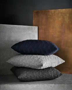 Trapez Pude 60x40 i midnight blue af Arne Jacobsen<Fritz Hansen Best