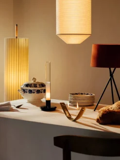 Tripode Bordlampe, mustard fra Santa and Cole<Santa & Cole Best