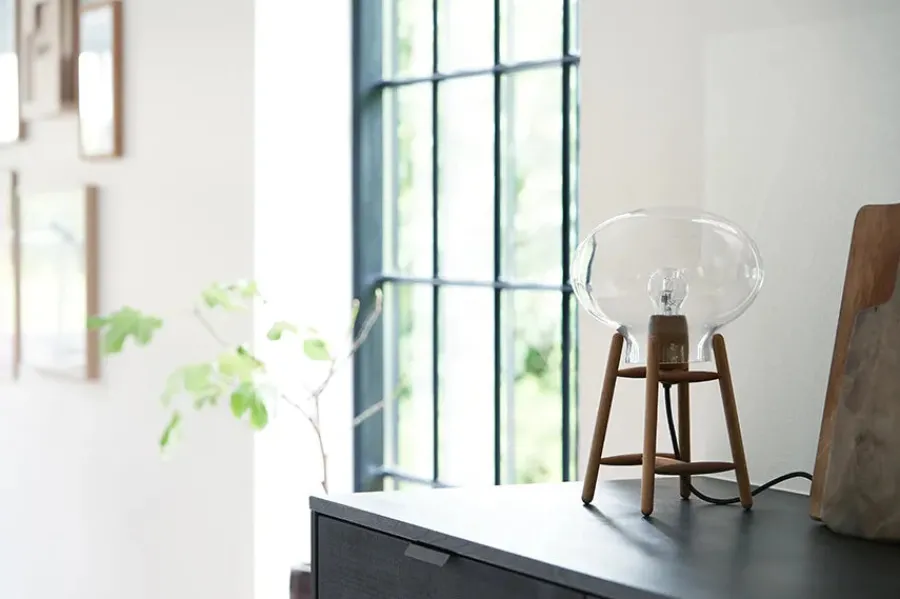 U4 Hiti Bordlampe, opalt glas/eg fra<FDB Møbler