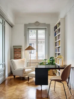 V11 Ottoman, smooth leather coffee fra<GUBI Best