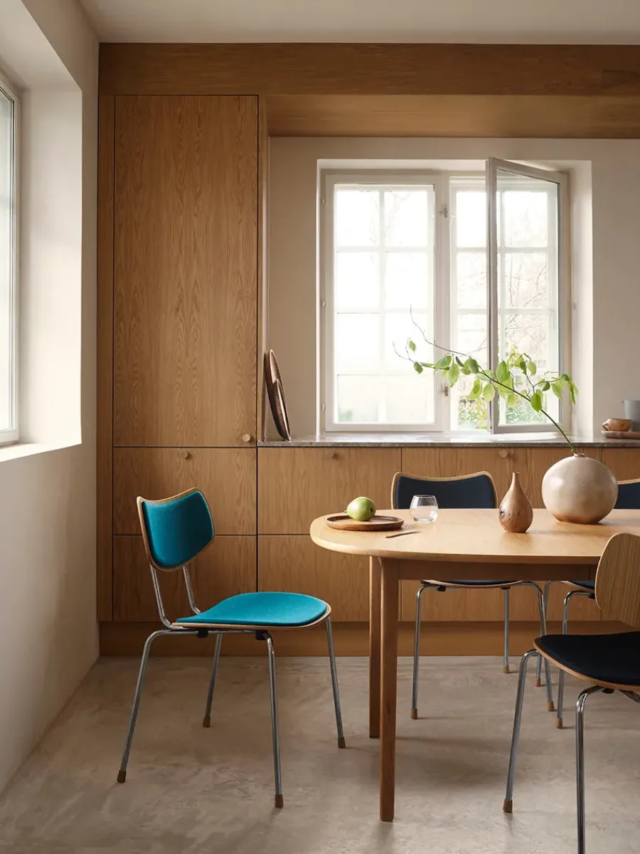 Vega Stol, mood 01104/krom fra<Carl Hansen & Søn Online