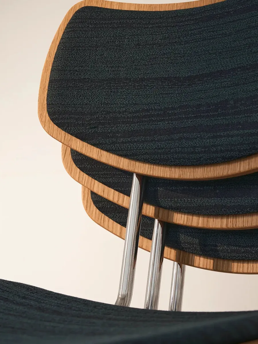 Vega Stol, mood 01104/krom fra<Carl Hansen & Søn Online