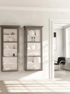 Væghængt Vitrineskab Classic V4, lys grå fra<Lindebjerg Design Discount