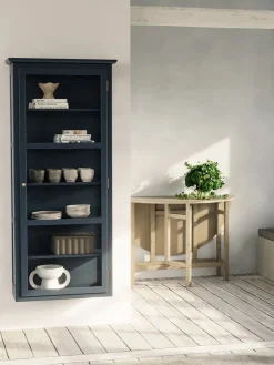 Væghængt Vitrineskab N4, dark blue fra<Lindebjerg Design Hot