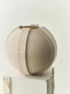 Vinci Vase 01, raw white fra<Louise Roe