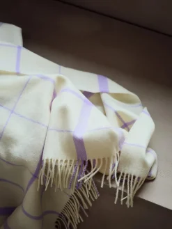 Warp & Weft Plaid, raw white/lilac fra<Silkeborg Uldspinderi Hot