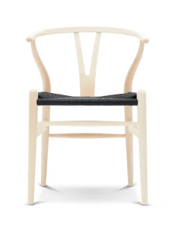 Y-stol CH24, Ask sæbe med sort flet af Hans J. Wegner<Carl Hansen & Søn New