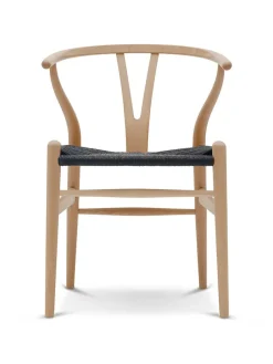 Y-stol CH24, Bøg olie med sort flet af Hans J. Wegner<Carl Hansen & Søn Online