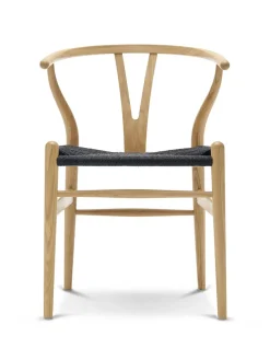 Y-stol CH24, Eg lak med sort flet af Hans J. Wegner<Carl Hansen & Søn Sale