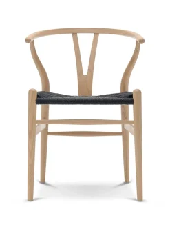 Y-stol CH24, Eg lak med sort flet af Hans J. Wegner<Carl Hansen & Søn Sale