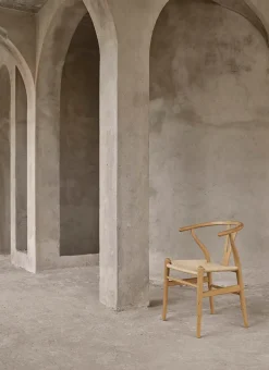 Y-stol CH24, eg olie af Hans J. Wegner<Carl Hansen & Søn Clearance