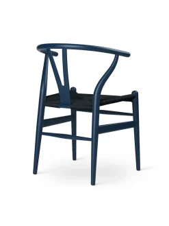 Y-stol CH24 Soft Blue med sort flet af Hans J. Wegner<Carl Hansen & Søn