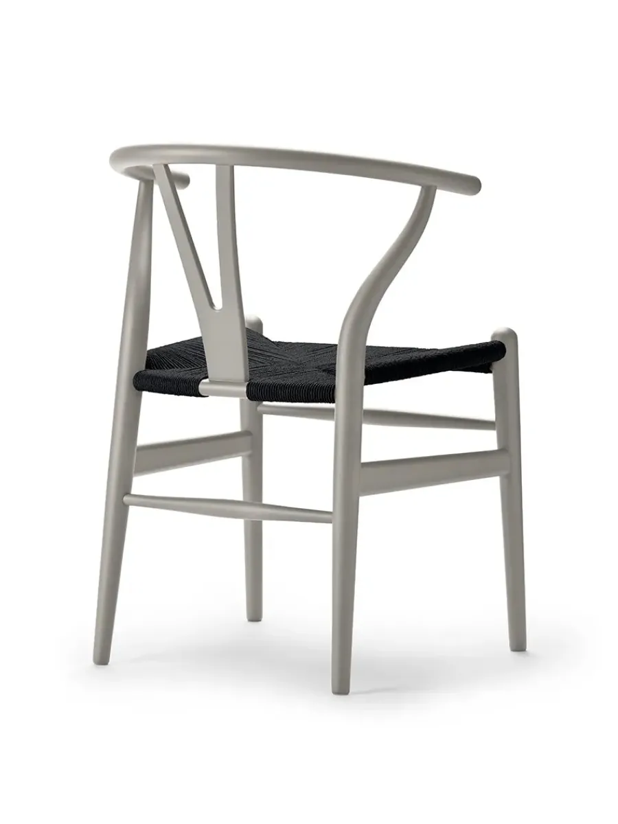 Y-stol CH24 Soft Natural White med sort flet af Hans J. Wegner<Carl Hansen & Søn Clearance